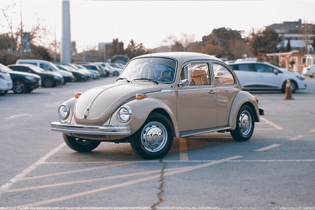 駐車場にとめてある車
