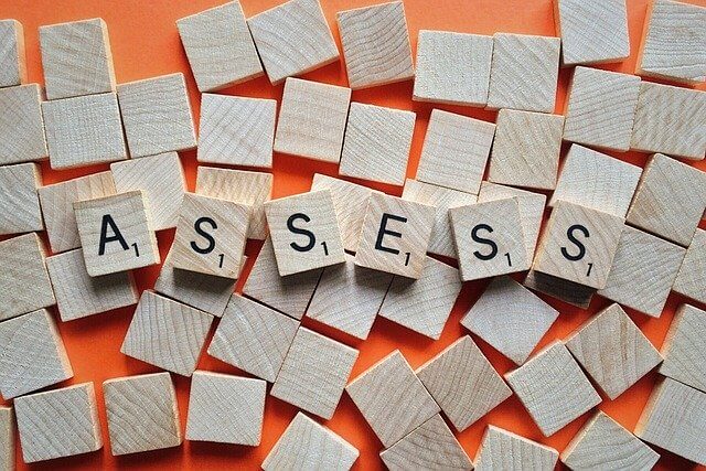 assessと書かれた木の板