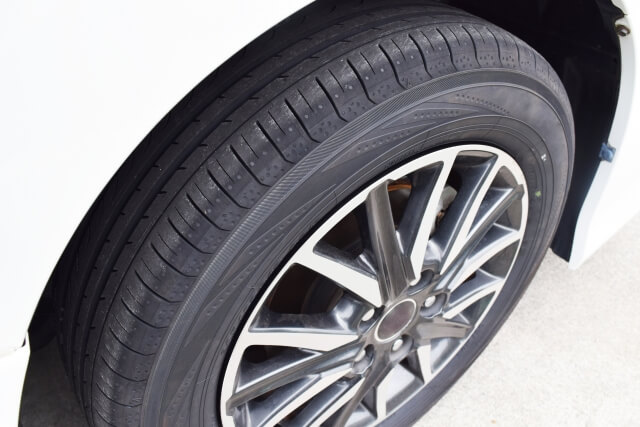 実は車査定額に影響するのは『タイヤの溝』その理由と買取額の評価基準！